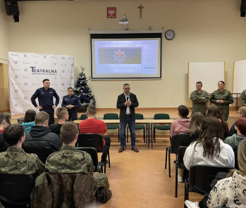 Interesujące spotkanie ze służbą mundurową 
