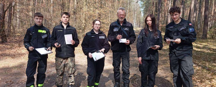 Marsz terenowy kadetów klas mundurowych – nauka orientacji w terenie i 10 km praktyki w lesie